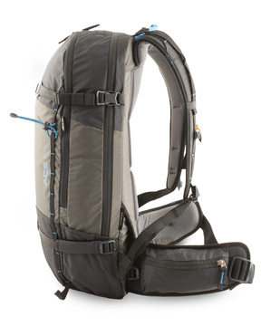 Ace 27 - nízký profil batohu podporujífí maximální svobodu pohybu při lyžování a snowboardingu