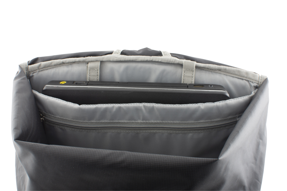 Commute 25 - Padded 15'' laptop pocket inside the backpack.