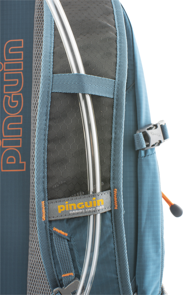 Flux 15 - Shoulder straps with reinforced padding in the contact section for even greater comfort when transporting heavy loads are perforated at the top for increased breathability.