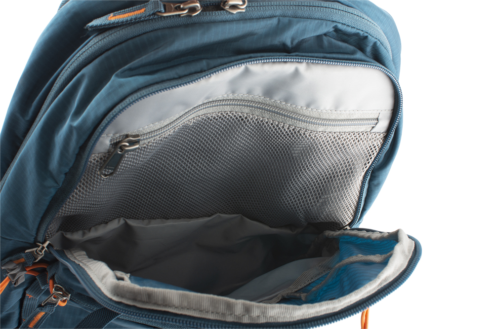 Flux 25 - přední komoru se samostatnou vnitřní síťovanou kapsou na zip na brýle užijete pro převoz větrovky, rukavic nebo chráničů kolen