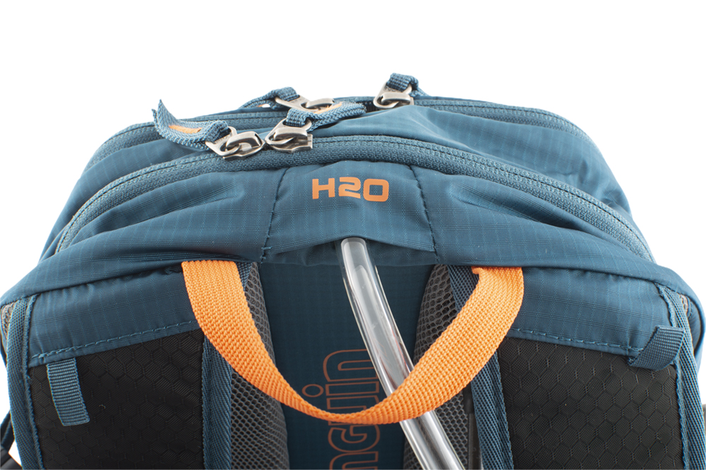 Flux 15 - Camel bag hose outlet at the top of the backpack between the shoulder straps.