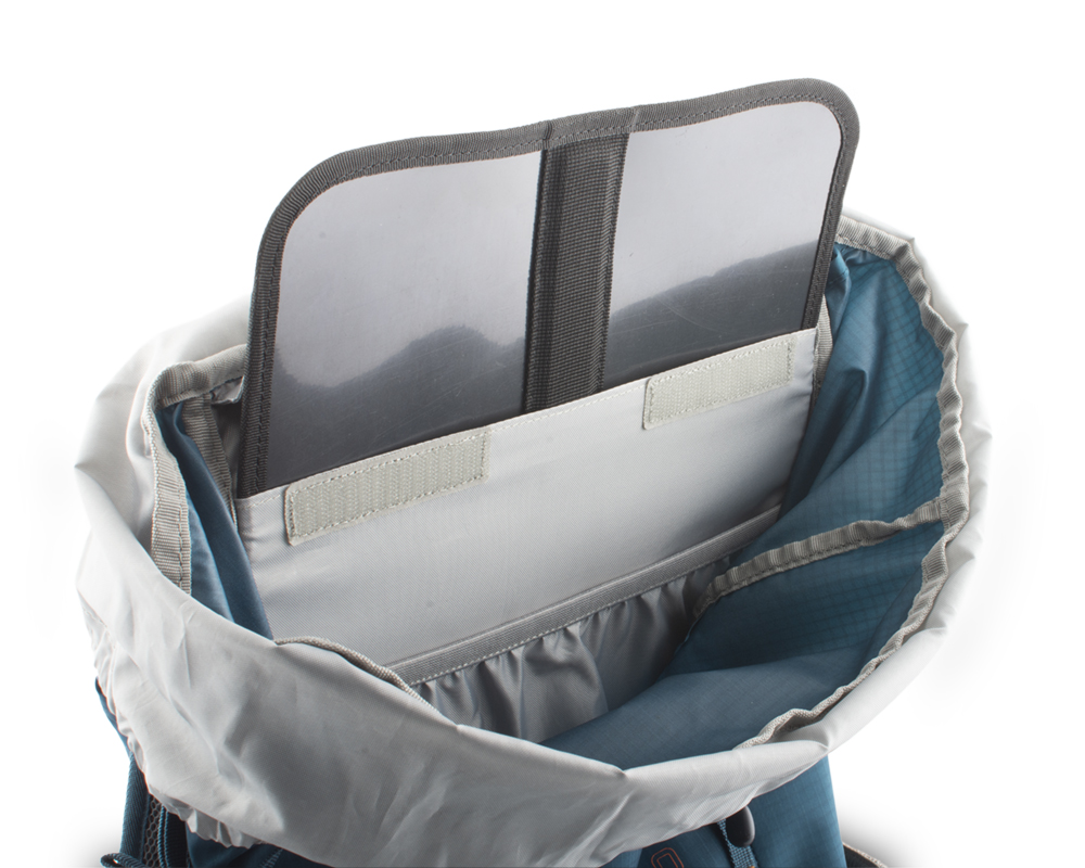 Fly 30 petrol - the back of the backpack is reinforced with a removable HDPE plate with integrated duralumin reinforcement, which helps to distribute the weight of the transported cargo on the back and eliminates the pressure of transported objects in the back