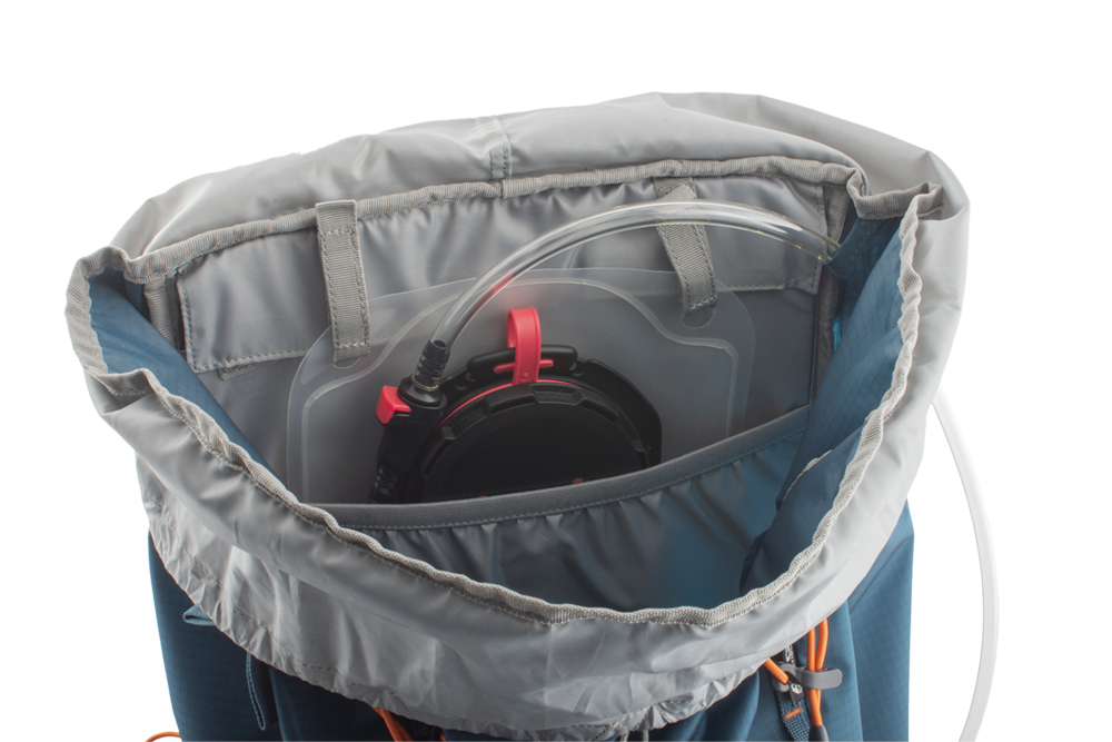 Fly 30 petrol - A partition to separate the hydration pack from the equipment being carried.