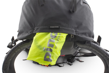 Vector 35 black - výrazná pláštěnka v samostatné zipové kapse na dně batohu