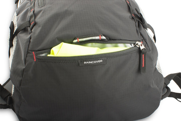 Step 24 black - výrazná pláštěnka v samostatné zipové kapse na dně batohu