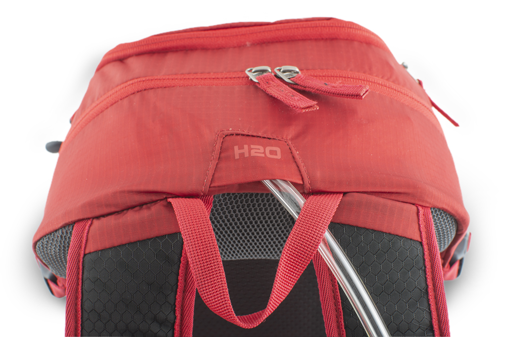 Ride 19 red - A camelbag hose outlet between shoulder straps
