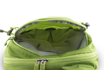 Ride 25 green - prostorná čelní zipová kapsa s vnitřní síťovanou zipovou kapsou na cennosti s karabinkou na klíče