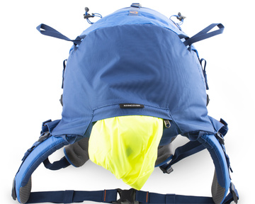 Boulder 38 blue - výrazná pláštěnka v samostatné zipové kapse na dně batohu