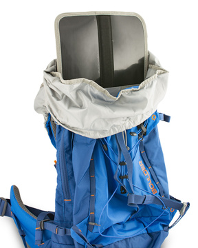 Boulder 38 blue - záda batohu jsou vyztužena vyjímatelnou HDPE deskou s integrovanou duralovou výztuží, která pomáhá rozložit hmotnost přepravovaného nákladu na záda a eliminuje tlaky přepravovaných předmětů do zad