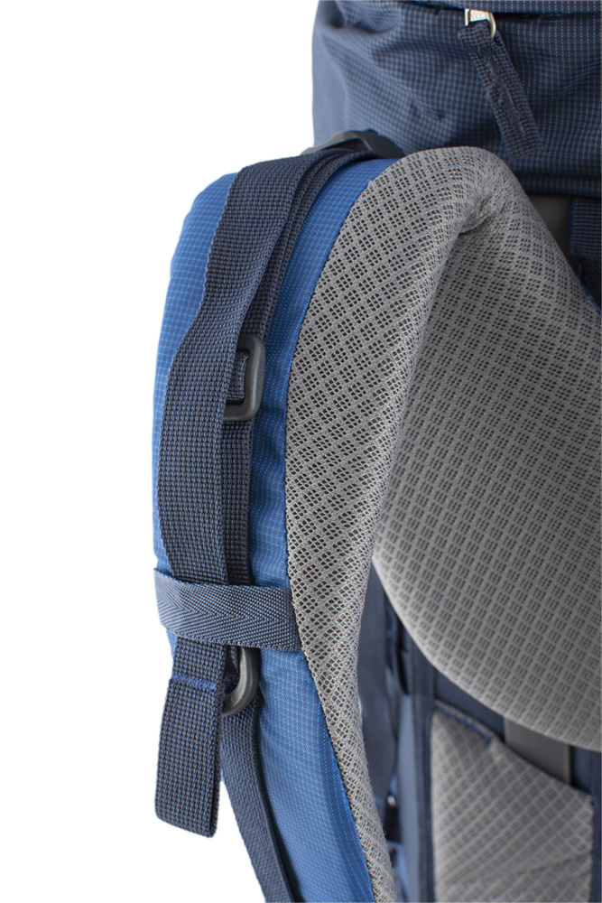 Explorer 100 navy - Firm shoulder straps with reinforced padding to maintain comfort even when transporting heavy loads.