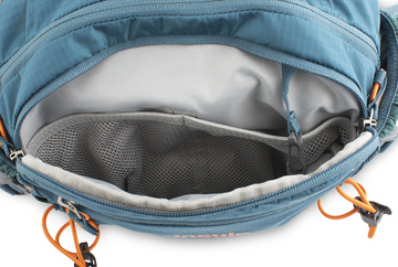 Hip bag - přední komora s vnitřními síťovanými pořadači k uložení rychle dostupných potravin (energetické tyčinky atd.) a cenností (peněženka) s karabinkou na klíče