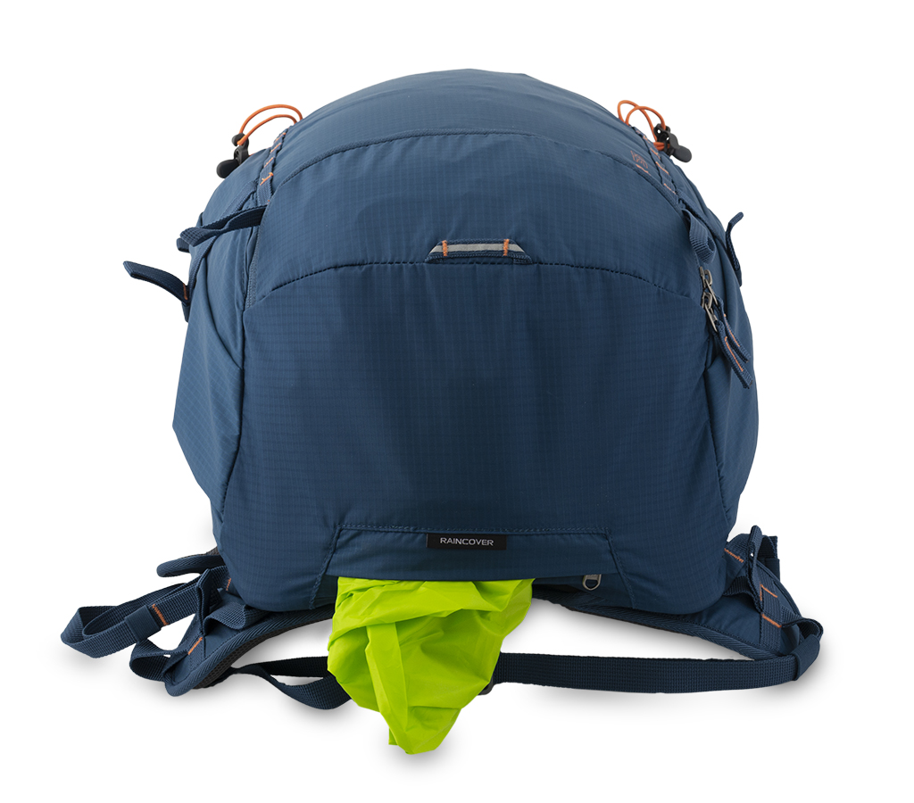 Výrazná pláštěnka v samostatné zipové kapse na dně batohu. Umístění kapsy umožňuje využít kapsu pro transport pouzdra na nářadí.